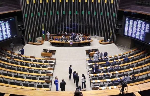 Deputados de oposição na mesa do Plenário