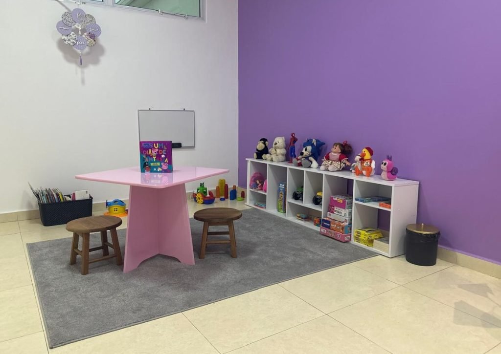 Sala Lilás foi decorada com cores e itens que promovem a sensação de conforto e proteção