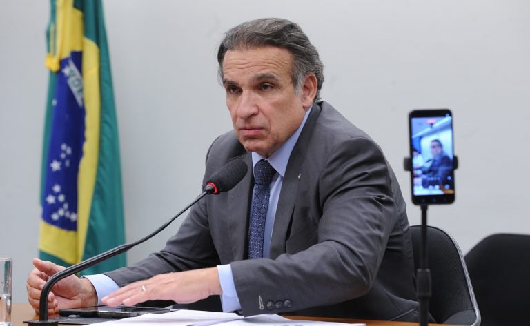 Deputado Hugo Leal (PSD-RJ) fala em comissão da Câmara dos Deputados