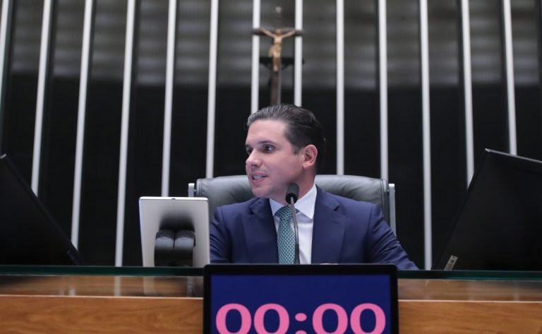 Motta preside a sessão do Plenário
