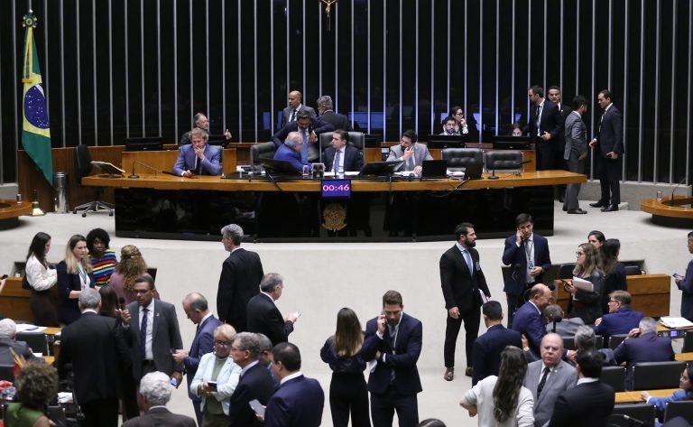Discussão e votação de propostas legislativas.