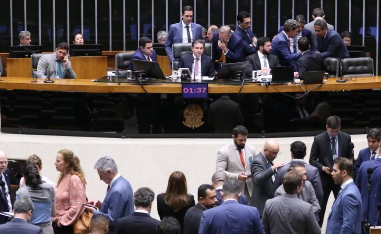 Discussão e votação de propostas legislativas.