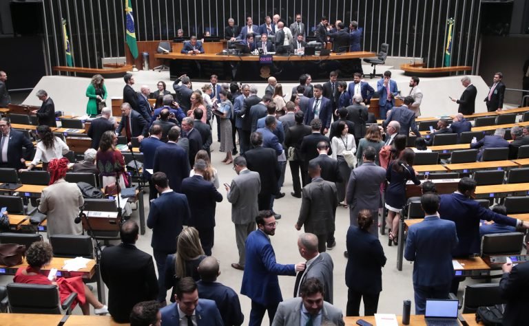 Discussão e votação de propostas legislativas.
