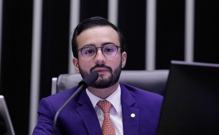 Deputado Lula da Fonte fala ao microfone