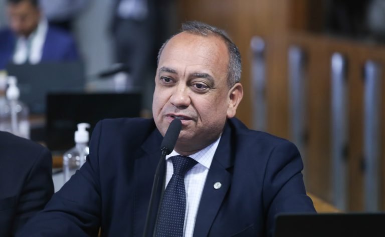 Dispõe sobre a isenção da cobrança da taxa de verificação Inicial e subsequente de taxímetro. Dep. Max Lemos (PDT-RJ)