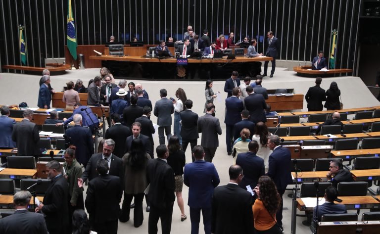Discussão e votação de propostas legislativas.