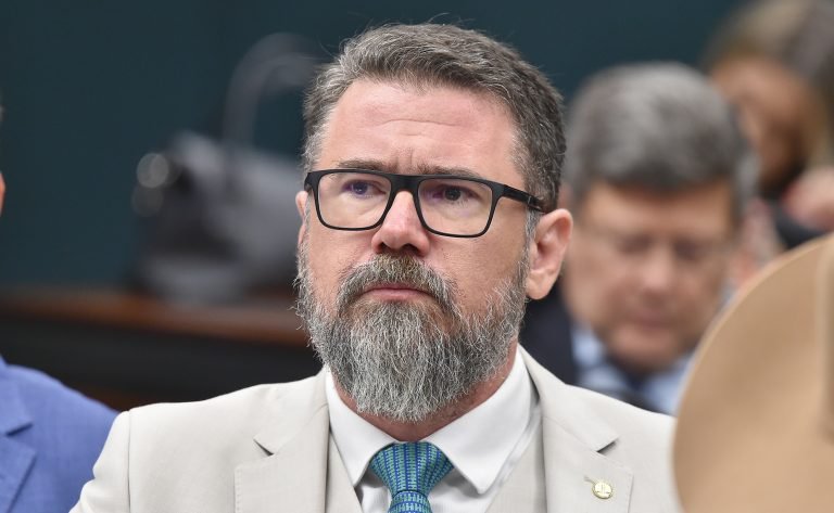 Deputado Marcos Pollon fala ao microfone