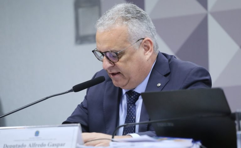 Leitura do relatório final. Dep. Alfredo Gaspar (UNIÃO - AL)