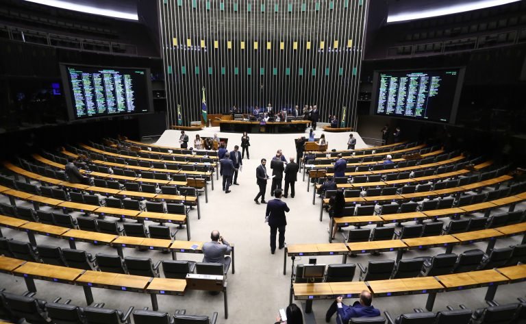 Discussão e votação de propostas legislativa.