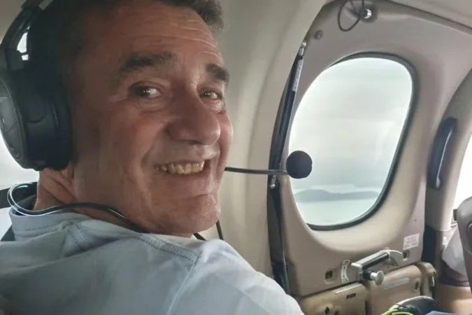 Ex-deputado Luiz Freire dentro de um avisão