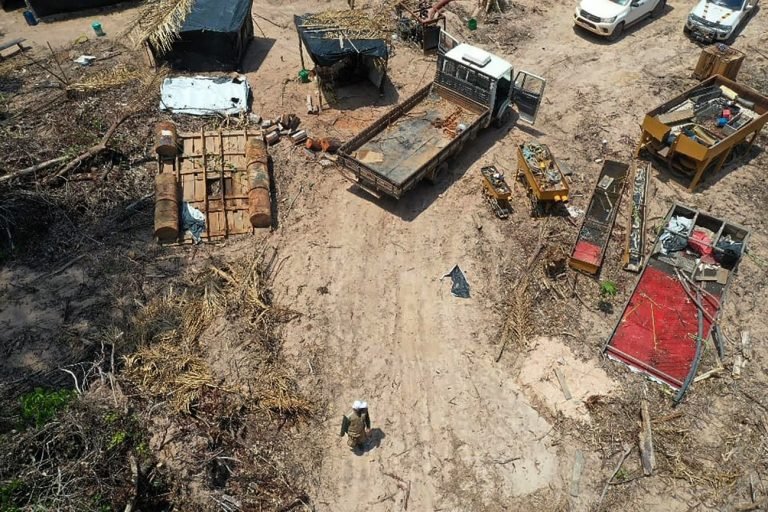 Energia - Mineração Fechamento de garimpo ilegal dentro da Área de Proteção Ambiental (APA) Triunfo do Xingu