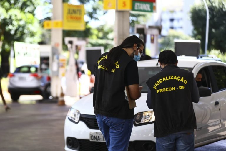 Energia - combustível - gasolina - postos - bomba de combustível - Força-tarefa integrada pela Agência Nacional do Petróleo, Gás Natural e Biocombustíveis (ANP), Procon e Inmetro fiscaliza postos revendedores de combustíveis em Brasília
