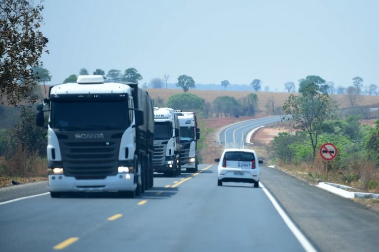 caminhões trafegam em rodovia