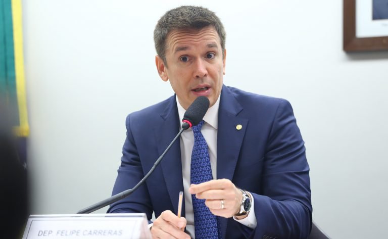 Deputado felipe carreras em reunião de comissão