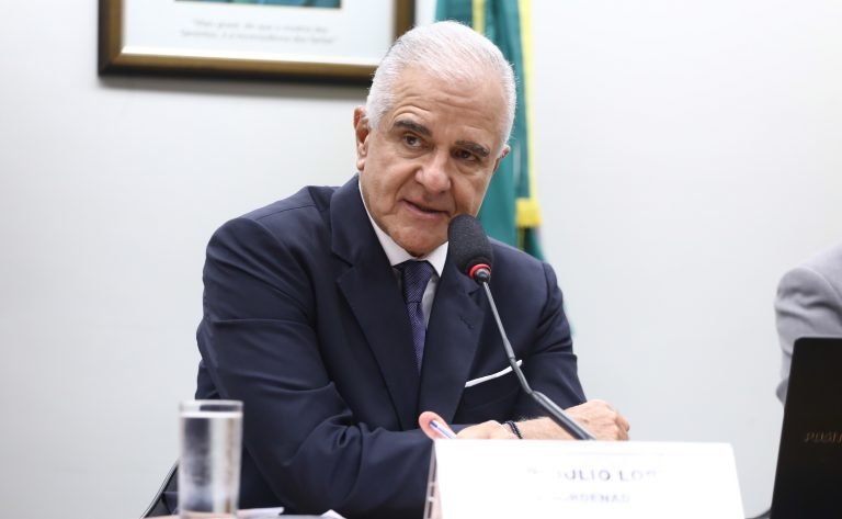 Deputado julio lopes fala ao microfone