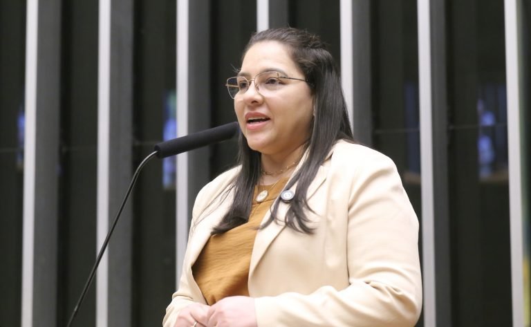Deputada Meire Serafim (União-AC) fala no Plenário da Câmara dos Deputados