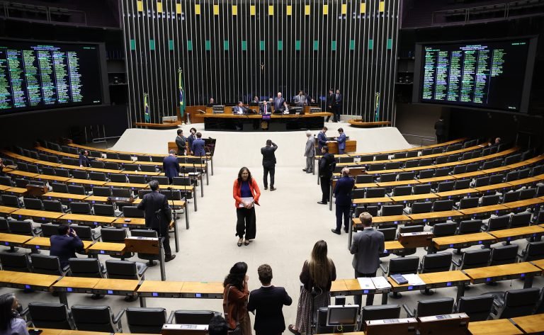 Discussão e votação de propostas legislativas.