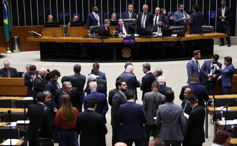Discussão e votação de propostas legislativas.
