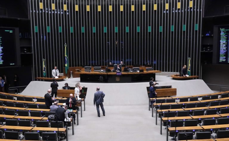 Discussão e votação de propostas legislativas. Dep.