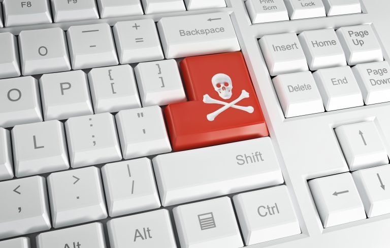 Teclado de computador com uma tecla com ícone de pirata