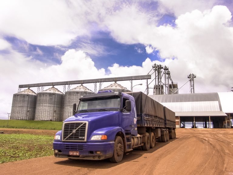 Agropecuária - geral - armazém agropecuário - Caminhão carregado com soja espera em frente ao centro de armazenamento de grãos de uma fazenda no estado de Mato Grosso