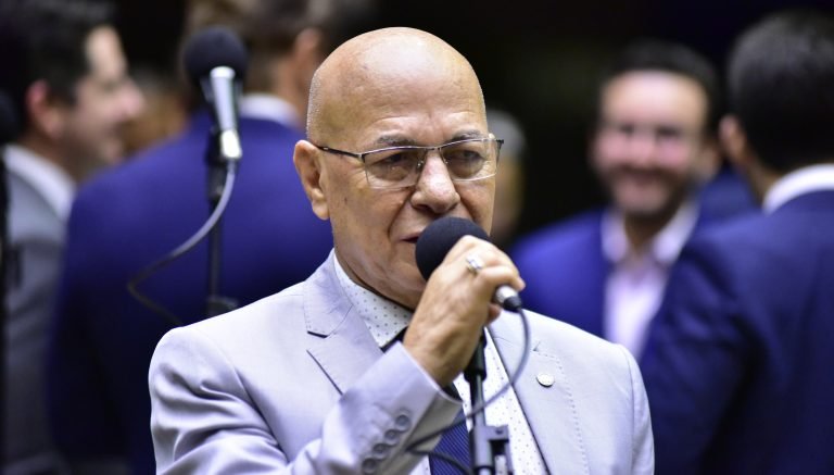Deputado Professor Alcides fala ao microfone