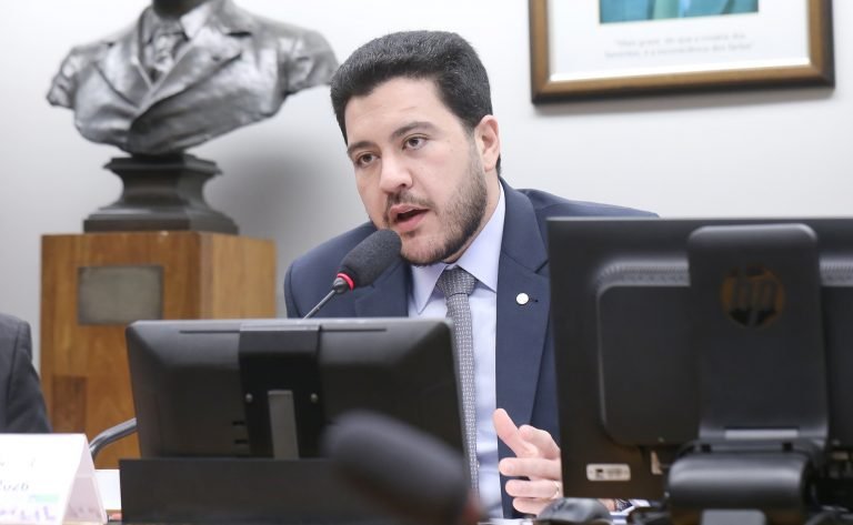 Deputado Jadyel Alencar fala ao microfone