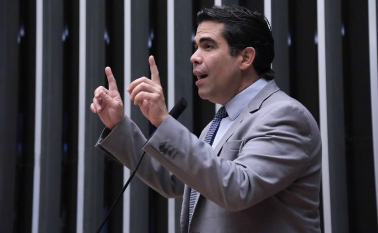 Deputado Ricardo Ayres fala ao microfone
