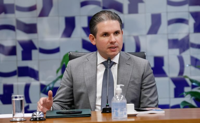 Deputado Hugo Motta fala ao microfone