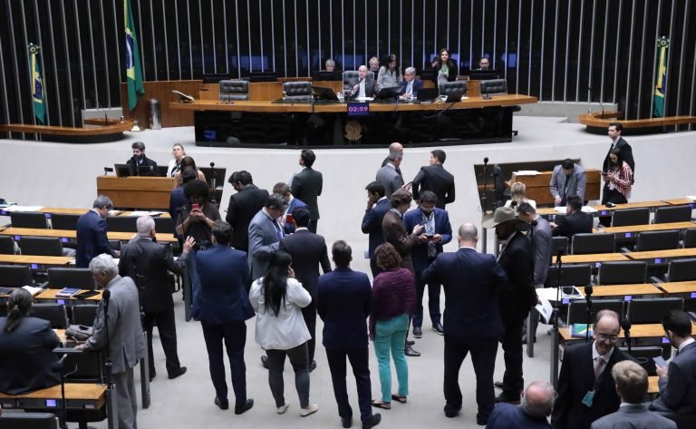 Discussão e votação de propostas legislativas.