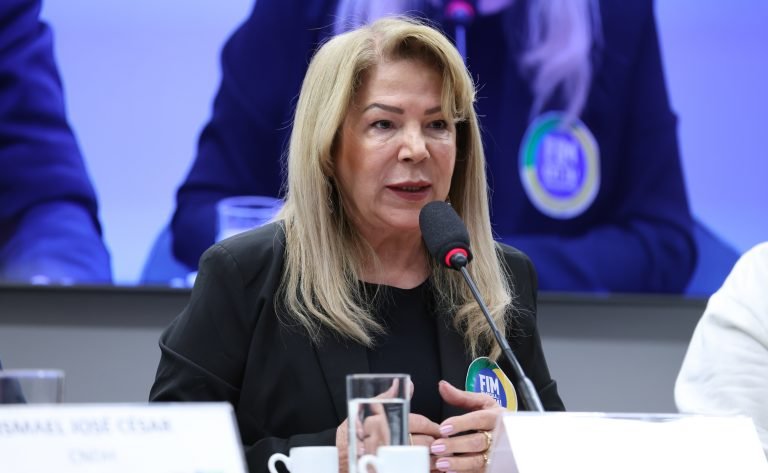Audiência Pública - Condições de trabalho do setor de call center. Presidente do Sindicato dos Trabalhos em Empresas de Telecomunicações do Rio Grande do NOrte - SINTTELRN, Iara Martins.