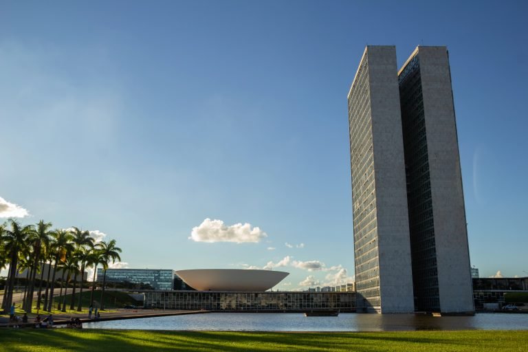 Prédio do Congresso Nacional num dia de sol