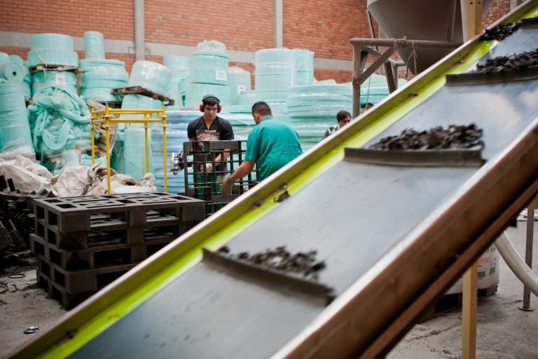 Economia - indústria e comércio - fábricas produção industrial empregos PIB crescimento econômico (reciclagem de palets)