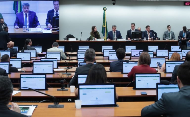 Deputados reunidos no plenário