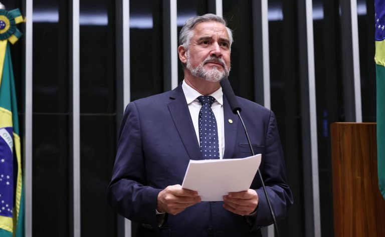 Deputado Paulo Pimenta fala ao microfone
