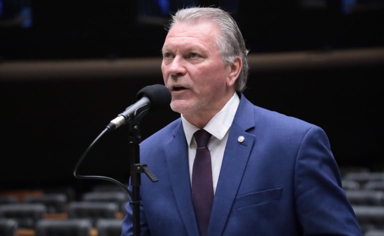 Deputado Afonso Hamm fala ao microfone