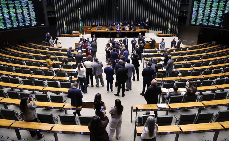 Discussão e votação de propostas legislativas.