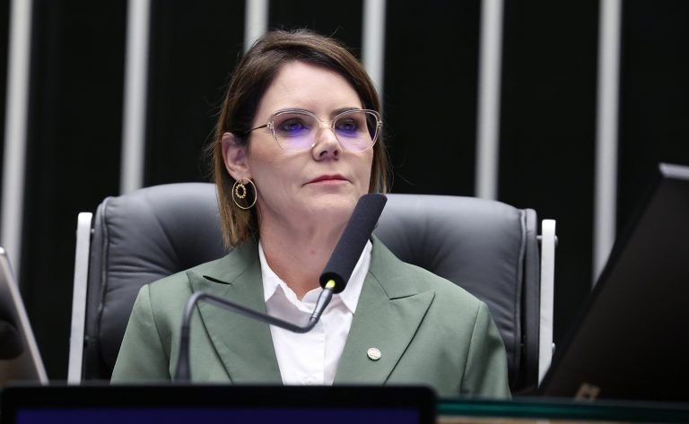 Deputada Coronel Fernanda fala ao microfone
