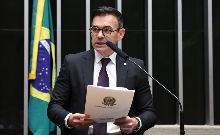 Deputado Raniery Paulino fala ao microfone