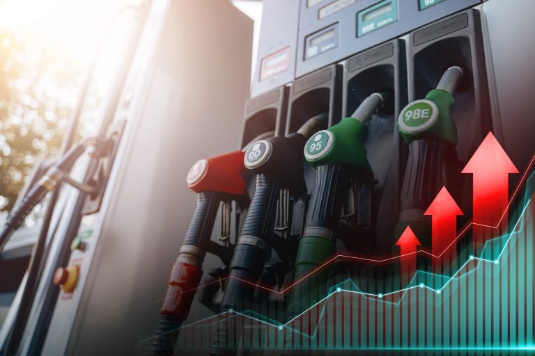 Bomba de gasolina com setas vermelhas desenhadas em cima da foto
