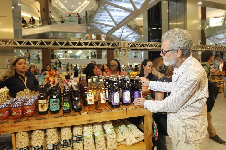 Banca em evento com alimentos artesanais (sucos, geleia)