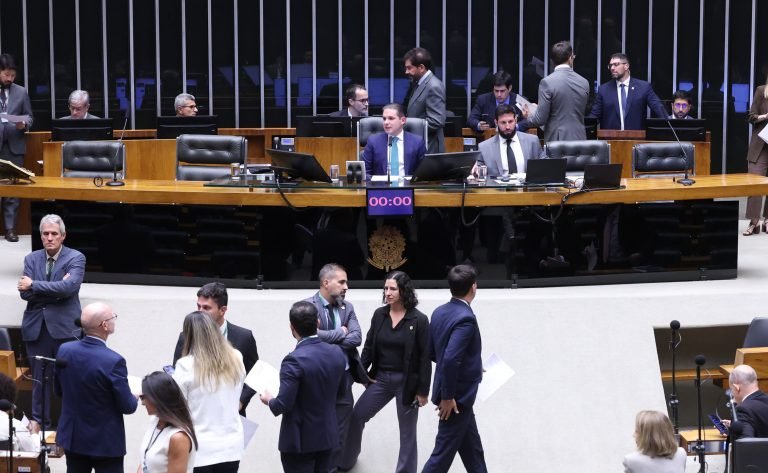 Discussão e votação de propostas legislativas.