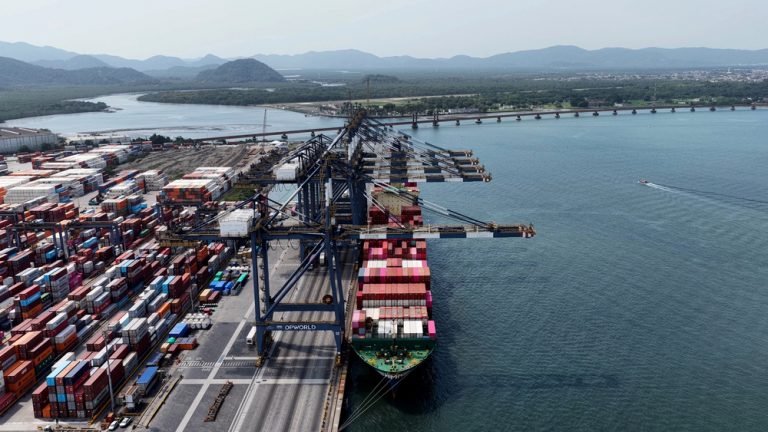 Porto de Santos (SP) - comércio exterior - exportação - importação - contêineres - navio 