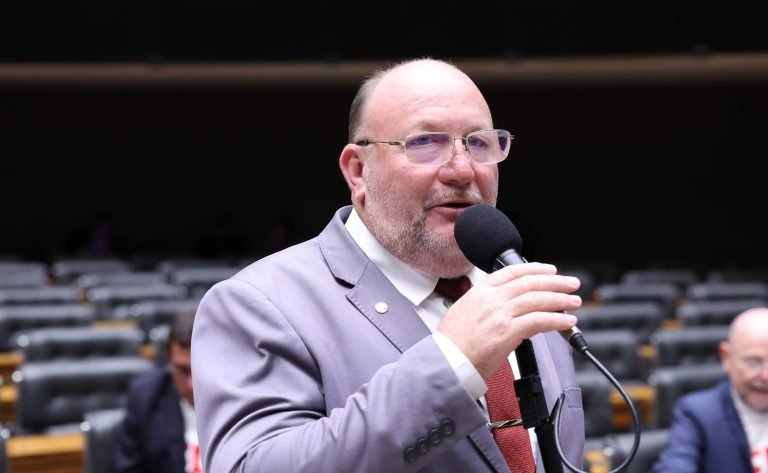 Deputado João Daniel (PT-SE) fala no Plenário da Câmara dos Deputados