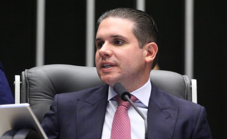 Hugo Motta preside a sessão do plenário