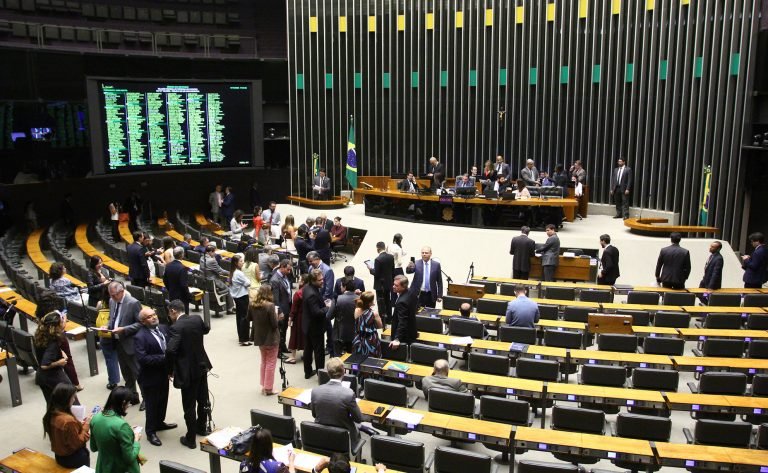 Discussão e votação de propostas legislativas.