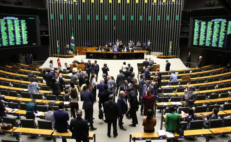 Discussão e votação de propostas legislativas.