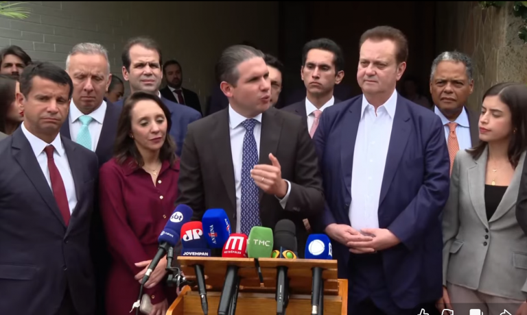 Motta concede entrevista ao lado de presidentes e lideranças dos partidos que integram o bloco formado por União, PP, PSD, Republicanos, MDB, federação PSDB-Cidadania e Podemos